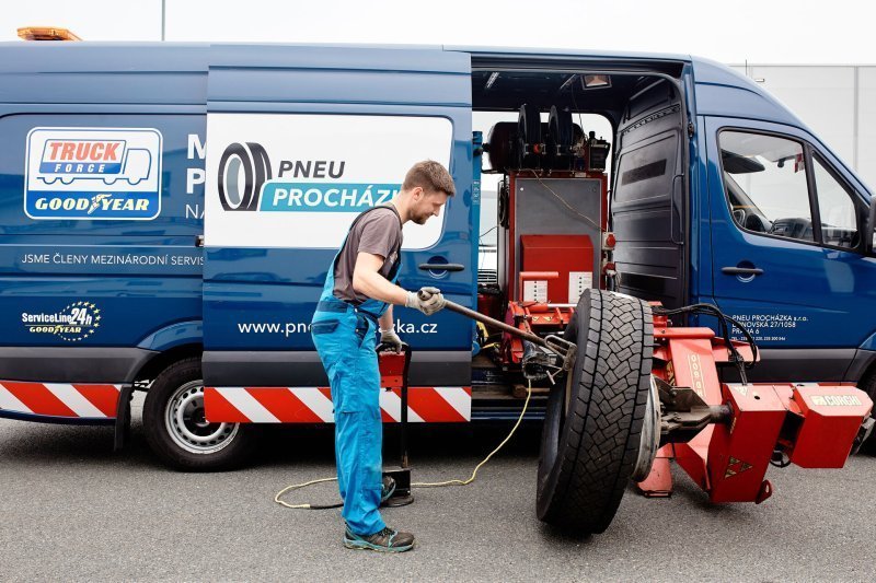 Mobilní nákladní pneuservis